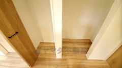 まとめ買いしてもこの収納量なら心配要らずのパントリー。調理家電や食品のストックをすっきりまとめられ、キッチン周りを広々使えます。