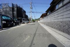 現地（2025年4月21日）撮影。住人以外の車の進入も少なく、小さなお子様を持つご家庭にも安心です。
