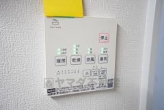 雨の日の洗濯も安心できる浴室暖房乾燥機付き浴室。リモコンで操作もボタン1つで簡単。