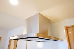 お手入れが簡単なスリム型レンジフードです。調理により発生する油煙や臭いを吸い込み、屋外へ排気してくれます。