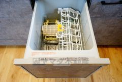 家事の時間が短縮できる食器洗い乾燥機付。冬場の洗い物で手荒れの悩みもなくなります。
