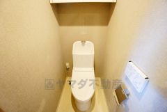 温水洗浄機付トイレです。節水機能もあるので、安心して使えますね。