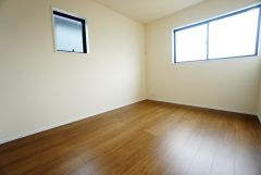 2面採光を確保した明るい室内は、風通しも良く、大変居心地の良い空間となっております。日当たりがよく、子供部屋としての利用もおすすめ。