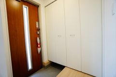 白を基調とした明るい玄関です。大容量のシューズボックスは家族全員の増えがちな靴や物をすっきり収納できます。