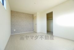 寛ぎの時間を紡ぎだす主寝室は、大型ベッドを置いても余裕の広さを確保しています。