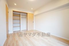 住む人のこだわりを活かす洋室。日当たりがよく、寝室としての利用もおすすめ。広めのクローゼットには荷物をすっきり片付けられ、ゆとりのある暮らしが出来ます＾＾