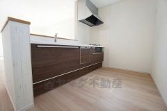 同仕様写真。リビングやダイニングからキッチン周りが丸見えにならない対面式キッチン。テレビ鑑賞や家族との対話がしやすく、ご家族の温かい時間を演出します。