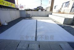 駐車スペースはゆとりある2台分を確保。マイカー用に、お客さま用に、余裕を持ってご利用いただけます。
