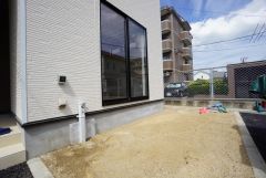 広々リビングから庭を眺めるゆとりの生活を実現＾＾お子様と公園に行けない日も、のびのびお庭で遊べるのがうれしいですね。ガーデニングやお子様のプールなど大活躍です＾＾