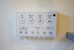壁リモコンタイプのウォシュレット付き。すっきりした見た目で、トイレ奥の掃除もしやすいです。
