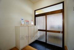 たっぷり収納できるシューズボックスです。家族全員の靴がきれいに整頓できます。棚の上にお花や写真を飾っても良いですね。