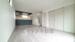 対面式キッチンを中心としたリビングダイニングで家族の会話が弾みそうです。