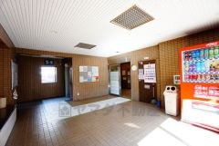 落ち着いた雰囲気の広々としたロビーです。自販機も設置されています。