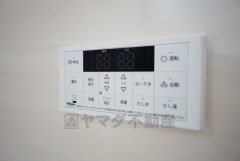 湯量・湯温の設定、そして保温までワンタッチのフルオートバス。便利な追い炊き機能付きです。