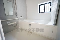 1日の疲れを癒すくつろぎのバスルーム。足を伸ばしてもゆったりと入れるサイズです。お子様と一緒にお風呂に入っても狭くないですね^^