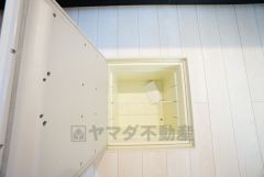 キッチンにある床下収納は、居住スペースを減らさずに買い置きの調味料や非常食などを保管することができます。