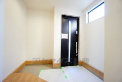 白を基調とした明るい玄関です。大容量のシューズボックスは家族全員の増えがちな靴や物をすっきり収納できます。