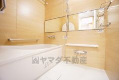 横長の鏡が、空間に奥行をもたらし、広々としたバスルームを印象付けています。