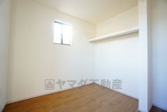 木目調のシンプルデザインで落ち着きと安らぎの空間に仕上げています。各部屋に収納が完備されているので、お荷物が増えても安心の設計です。