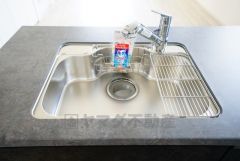 広々とした凸型シンクに洗剤ポケットを標準装備。大きなお鍋など洗いやすいです。