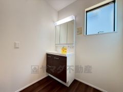 三面鏡つき洗面台。鏡裏にたっぷりとした収納スペースがあります。鏡を閉めてしまえば小物は見えないため、スッキリとした印象の洗面台にできます。