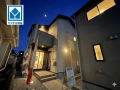 西鉄名島駅徒歩11分、都心へのアクセス良好。スーパーやコンビニなども近く周辺環境充実。快適でゆとりのある生活空間で新生活を始めましょう^^夜の外観イメージです。