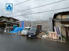 現地（2026年3月31日）撮影。生活がワンフロアで完結する平屋建て＾＾駐車並列5台。落ち着いた暮らしをお求めの方に＾＾