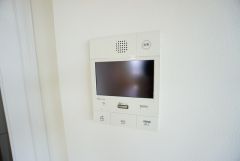 オートロックとモニター付きインターホン装備で女性やお子様も安心。充実のセキュリティで暮らしをサポートします。