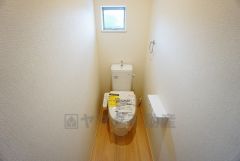 温水洗浄機付トイレです。節水機能もあるので、安心して使えますね。もちろん、1階2階の2ヶ所にトイレがあるので、忙しい朝にもゆとりができますね。