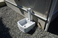 お庭に外水栓付き。庭掃除や植物への水やり、お子様用のプールなど大活躍すること間違いなし。ペットを飼われているご家族様にもオススメです＾＾