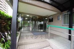 エントランスのドアは全面ガラス張り。ベビーカーや車椅子に配慮されたスロープが設置されています＾＾