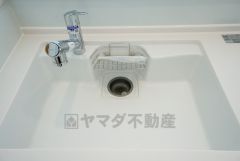 色も形もキレイなシンクは、広さも確保しているので、大きめの鍋も簡単に洗えます。