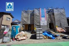 現地（2026年9月30日）撮影。閑静な住宅街に佇む新築戸建。南西向き。7.5帖の洋室には2.2帖のWIC付き。生活施設徒歩9分圏内＾＾