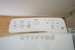 温水、暖房、ウォシュレット付の高機能トイレです。