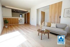 家具はイメージです。リビングは広々とした設計で、家族が集い、寛ぐ暮らしの空間を演出しています。思い思いの時間を過ごしたり、家族みんなで食事をしたり、素敵な団らんの場になりますね。