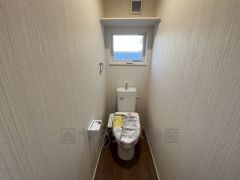 温水、暖房、ウォシュレット付の高機能トイレ。汚れが付きにくく、落ちやすい加工がされており、お掃除もラクラクです。