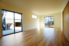 大きな掃き出し窓のあるリビングは、陽光あふれる明るい空間です。ゆったりと寛げる憩いの場となりそうです。