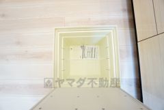 キッチンにある床下収納は、居住スペースを減らさずに買い置きの調味料や非常食などを保管することができます。