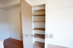 物が散らかりやすいリビングに収納スペースを確保。書類や雑貨をひとまとめにできまるため、お部屋をすっきりさせることが出来ます。