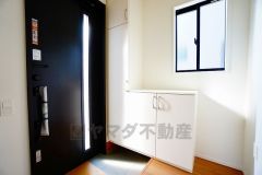 たっぷり収納できるシューズボックスです。家族全員の靴がきれいに整頓できます。棚の上にお花や写真を飾っても良いですね。