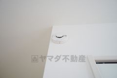 火災による煙や熱を感知して、警報音やブザー等で火災の発生を知らせてくれる火災警報器。