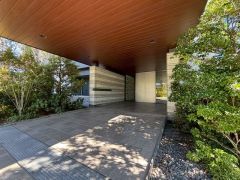 植栽の美しい、手入れの行き届いたエントランス。