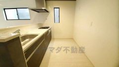 対面式カウンターキッチンからはお子様の様子が見守れます。ダイニングへの配膳や調理の時便利なカウンター付き。