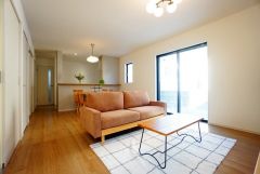 温かみのある雰囲気と、キッチンでの作業性を兼ね備え、家族の笑顔あふれる団らんのひと時をお過ごしいただける設計になっています。