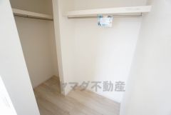 同仕様写真。収納力豊富なウォークインクローゼット。洋服や小物などを1箇所にまとめて美しい収納を実現します。スーツケースのような大型の荷物も置けます＾＾