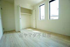 暖かい日差しが差し込む洋室。たっぷり収納できるクローゼット付きでお部屋の中をすっきりと快適に保てます。