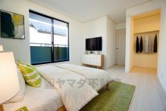 家具はイメージです。2面採光を確保した明るい室内は、風通しも良く、大変居心地の良い空間となっております。爽やかな風を感じて起きる朝は、快適生活の始まりに。