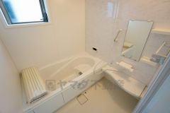 同仕様写真。1日の疲れを癒すくつろぎのバスルーム。足を伸ばしてもゆったりと入れるサイズです。お子様と一緒にお風呂に入っても狭くないですね^^