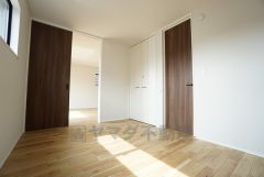 明るい洋室です。ナチュラル色のフローリングで開放的な優しい雰囲気になっています＾＾