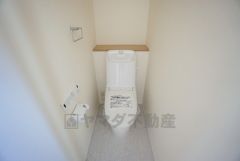 温水洗浄機付トイレです。節水機能もあるので、安心して使えますね。もちろん、1階2階の2ヶ所にトイレがあるので、忙しい朝にもゆとりができますね。